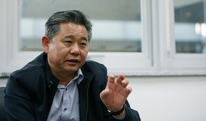 합천유통(주)의 장문철 대표가 26일 합천 농특산품의 생산 및 유통과정에 대해 설명하고 있다. 