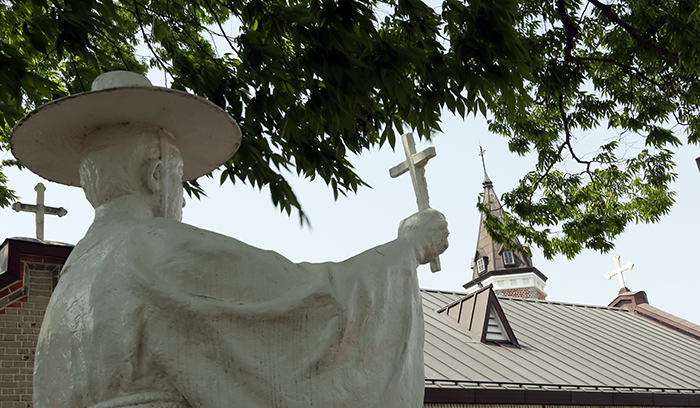 (위) 페렝신부의 사촌이 그려 기증했다는 대형 성가정(예수, 요셉, 마리아)화, (아래) 합덕성당의 김대건 신부 동상. (사진: 전한) 