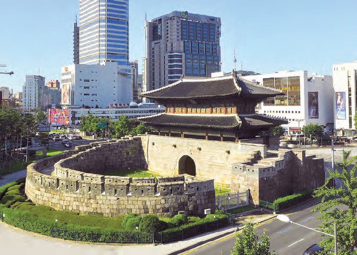 1. Sungnyemun Gate 2. Heunginjimun Gate Seoul, the capital of the Joseon Dynasty, was protected by a long stone wall with eight gates, two of which, Sungnyemun (Namdaemun or South Gate) and Heunginjimun (Dongdaemun or East Gate), can still be seen today. The first, literally “Gate of Exalted Ceremonies,” is famous for being the Korean National Treasure No. 1, while the second, Heunginjimun, is the only one of the eight fortress gates protected by a semicircular gate-guard wall.