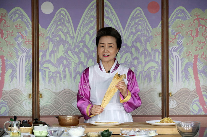 윤숙자 한국전통음식연구소장이 황태의 효능에 대해 설명하고 있다.