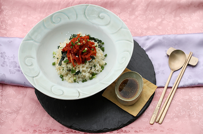 황태구이덮밥은 강원도 특산물인 황태를 편하게 맛볼 수 있도록 개발된 메뉴이다.