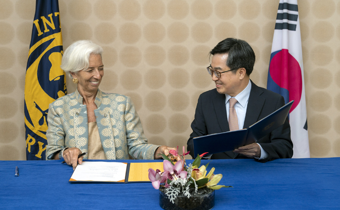 ＩＭＦのクリスティーヌ・ラガルド専務理事と金東兗経済副総理兼企画財政部長官（右）＝１３日、インドネシア・バリ島、ＩＭＦフリッカー