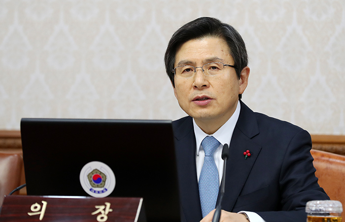 황교안 대통령 권한대행이 9일 정부서울청사에서 첫 일정으로 임시국무회의를 주재하고 있다.