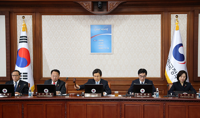 황교안 대통령 권한대행(가운데)은 9일 임시국무회의에서 국무위원들에게 외교·안보와 경제·민생 등 모든 분야에서 국정에 한치 공백이 없도록 힘써달라고 당부했다.