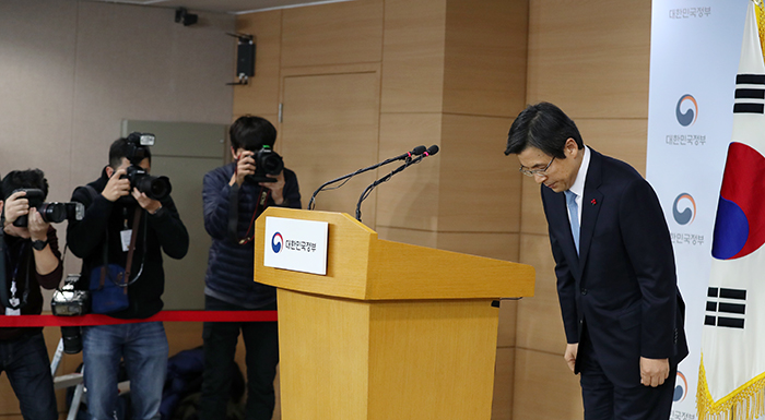 황교안 대통령 권한대행 국무총리가 9일 정부서울청사 합동브리핑실에서 대국민담화를 발표하고 있다. 황 권한대행은 흔들림 없는 국정운영과 대북 경계 태세를 강조했다.