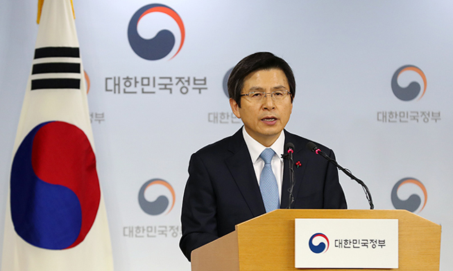 황교안 대통령 권한대행 국무총리가 9일 정부서울청사 합동브리핑실에서 대국민담화를 발표하고 있다. 황 권한 대통령 대행은 흔들림 없는 국정운영과 대북 경계 태세를 강조했다.