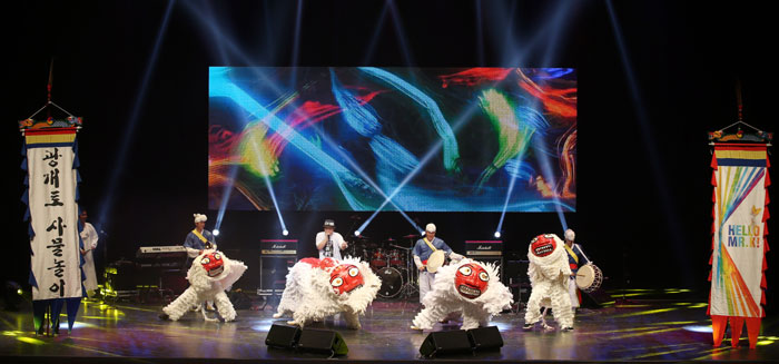 전통연희 단체 광개토 사물놀이가 15일 ‘헬로, 미스터 케이!’ 익산 공연에서 비트박스에 맞춘 사자춤을 선보이고 있다.