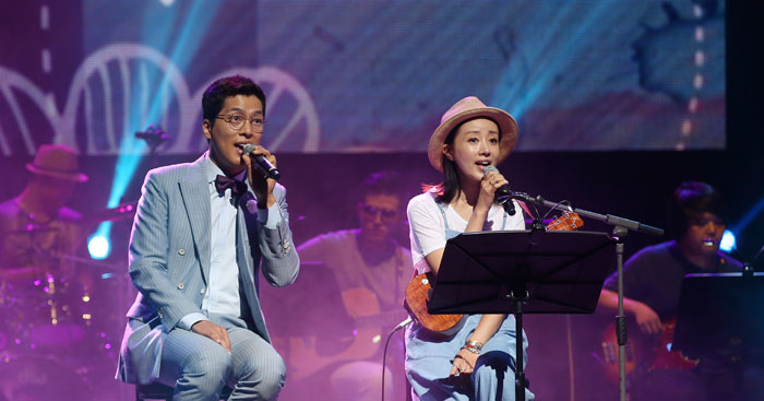 배우 겸 가수 윤손하(오른쪽)와 윤희석이 15일 ‘헬로, 미스터 케이!’ 익산 공연에서 듀엣 노래를 부르고 있다.