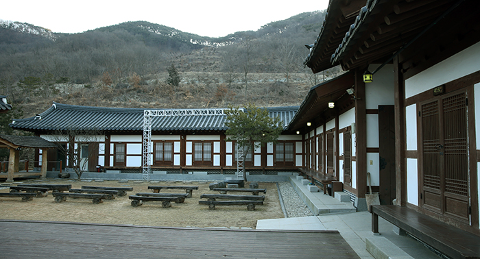 필봉문화촌의 한옥체험 공간인 취락원의 앞마당에서는 농악공연이 열리는 넓은 공간이 있다. 