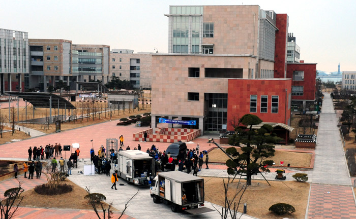 인천대학교 캠퍼스 안에서 ‘별에서 온 그대’를 촬영하는 모습. (인천대학교 제공) 