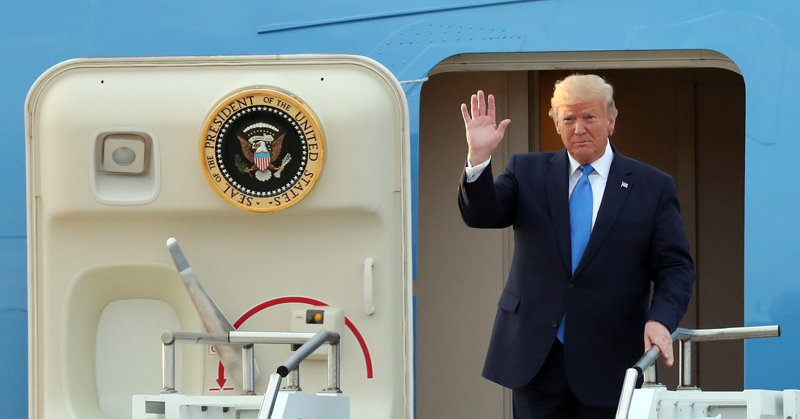 京畿道の烏山にある空軍基地に到着し、手を振るトランプ米大統領。トランプ大統領は韓国に到着する前、板門店で北朝鮮の金正恩朝鮮労働党委員長に会いたいというコメントをツイッターに投稿した＝６月２９日、京畿道・烏山、ゾン･ハン撮影