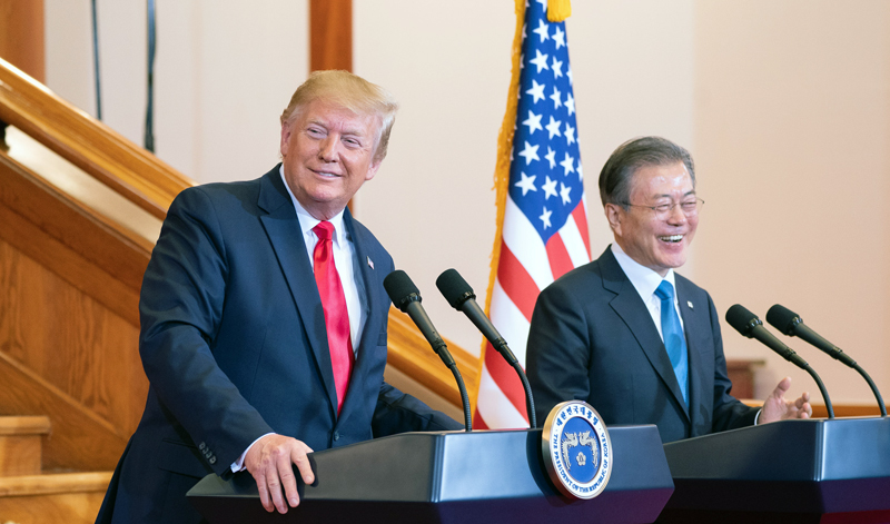 共同記者会見に臨む文在寅大統領（右）とトランプ米大統領。文大統領は記者会見の冒頭発言で、トランプ大統領と金正恩朝鮮労働党委員長の対面を公式に発表した＝６月３０日、青瓦台、ホワイトハウス