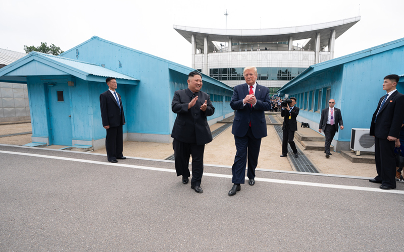 北朝鮮側へ一緒に歩いていく米国のトランプ大統領（右）と北朝鮮の金正恩朝鮮労働党委員長。現職の米大統領として初めて北朝鮮に足を踏み入れたトランプ大統領は、２０歩ほど歩いて、韓国側の報道陣に向けポーズを取った＝６月３０日、板門店、ホワイトハウス