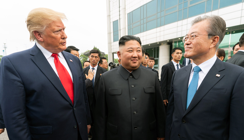 板門店の韓国側施設「自由の家」の前で言葉を交わす文在寅大統領（右）、米国のトランプ大統領（左）、北朝鮮の金正恩朝鮮労働党委員長＝６月３０日、板門店、ホワイトハウス
