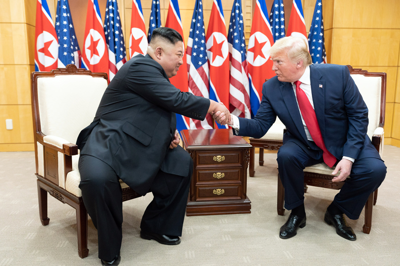 板門店の韓国側施設「自由の家」で握手する米国のトランプ大統領（右）と北朝鮮の金正恩朝鮮労働党委員長＝６月３０日、板門店、ホワイトハウス