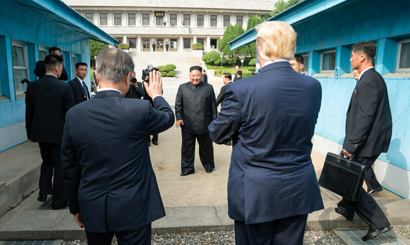 米朝首脳会談を終えて北朝鮮に戻る金正恩朝鮮労働党委員長（中）を見送る文在寅大統領（左）と米国のトランプ大統領＝６月３０日、板門店、ホワイトハウス