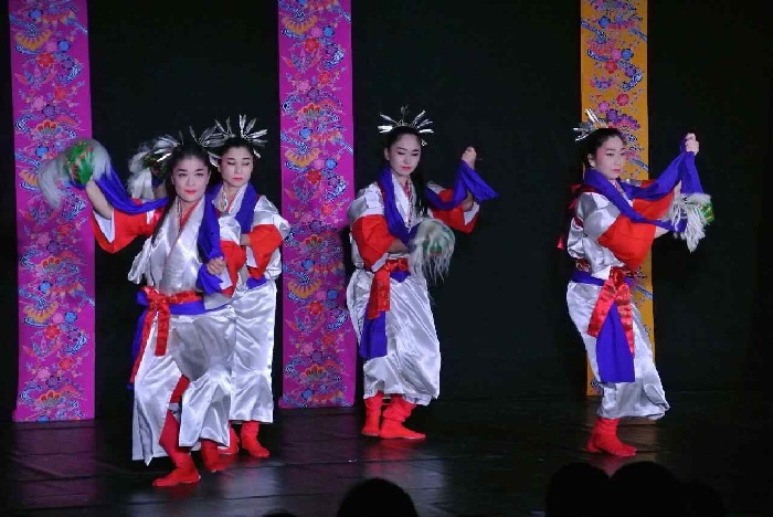 류큐 고전 무용의 명가, 다마구스쿠 교쿠센카이가 지난 17,18일 서울 종로구 국립고궁박물관에서 류큐 왕실에서 즐기던 전통 무용과 연극을 선보이고 있다. 