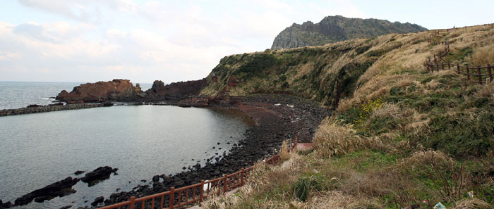 성산일출봉 하행길 우측 해변가에는 까만 돌들이 깔려 있다. 제주도에는 이 같은 해변의 모습이더 익숙하다.