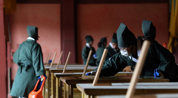 삭망전 재현행사가 처음 열린 5일 참가자들이 녹의를 입고 종묘 정전 신실을 청소하고 있다. 