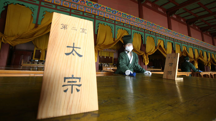 삭망전 재현행사가 열린 5일 참가자들이 종묘 정전 신실 구석구석을 깔끔하게 청소하고 있다. 