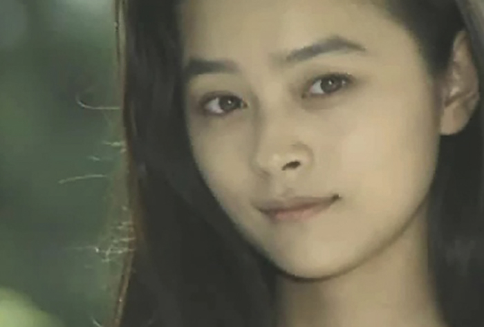 1994年に放送されたKBSドラマの『フィーリング』でヒロインを務めた女優のウ・ヒジンは清純で優雅な外見からドラマ中の三兄弟だけでなく全国の男性ファンを虜にした