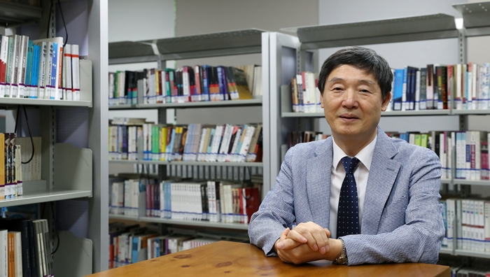 韓国文学翻訳院の金思寅院長＝９日、ソウル、ゾン・ハン撮影