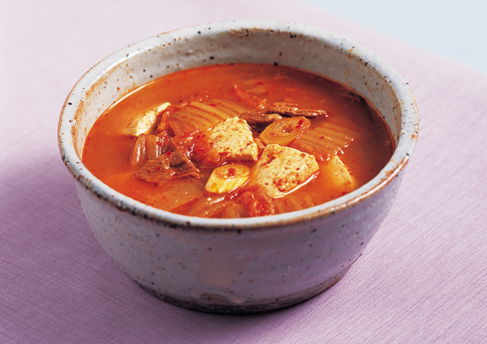 김치찌개는 누구나 김치를 비롯한 몇 가지 재료만 있으면 쉽게 요리할 수 있는 음식이다. 김치와 돼지고기를 뭉근하게 끓여내면 깊은 맛을 느낄 수 있다.