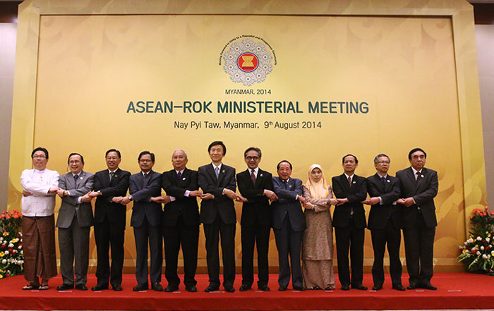 윤병세 외교장관(왼쪽 6번째)이 9일 미얀마 네피도에서 열린 제17차 한-ASEAN 외교장관회의 참석자들과 기념촬영하고 있다. (사진: 외교부) 