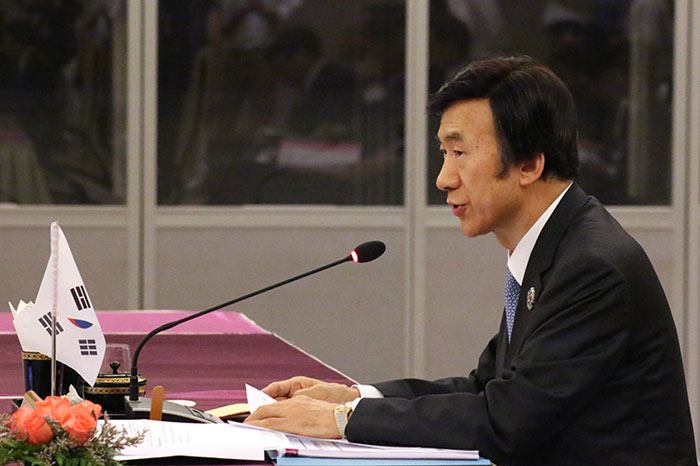 윤병세 외교장관이 9일 미얀마 수도 네피도에서 개최된 제17차 한-ASEAN 외교장관회의에서 모두발언하고 있다. (사진: 외교부) 