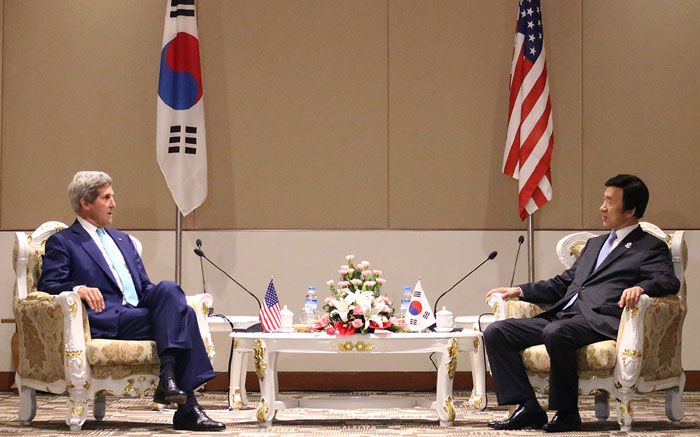 윤병세 외교장관(오른쪽)이 10일 미얀마 네피도에서 미국의 존 케리 국무장관과 한미 외교장관 양자회담을 갖고 있다. (사진: 외교부) 