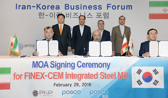 韓国とイランが経済協力の拡大に取り組む。先月29日、テヘランで開かれた「韓-イランビジネスフォーラム」には両国の起業関係者と政府関係者が400人以上参加した。この日、ポスコとイランの製鉄企業PKPは年間160万トン規模の銑鋼一貫製鉄所を建設する覚書を締結した