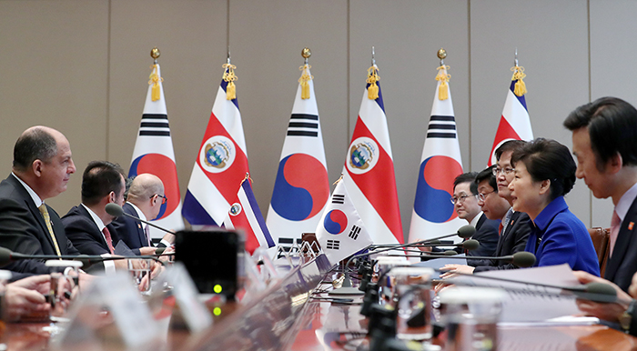 朴槿恵大統領が12日、韓国を訪問したコスタリカのルイス・ギジェルモ・ソリス・リベラ大統領と首脳会談を行っている