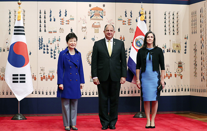 朴大統領が12日に青瓦台を訪問したコスタリカのソリス大統領、メルセデス・ペニャス・ドミンゴ夫人と記念撮影を行っている