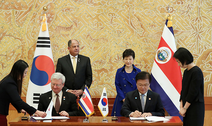 朴大統領とソリス大統領が見守るなか、未来創造科学部の崔陽熙長官とコスタリカのマルセロ・ジェンキンス・コロナス科学技術通信相が韓国・コスタリカの科学技術革新および創造経済協力の覚書に署名している