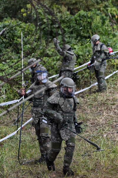 地雷撤去作業を行う韓国陸軍兵士ら＝２日、ＤＭＺ