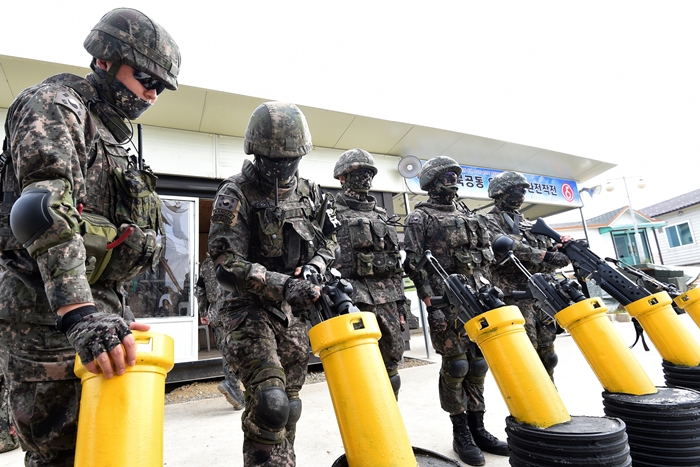 地雷撤去作業を準備する韓国陸軍兵士ら＝２日、ＤＭＺ