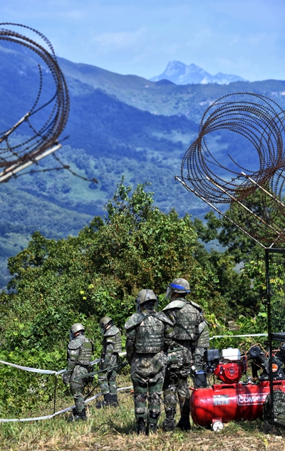 地雷撤去作業を準備する韓国陸軍兵士ら＝２日、ＤＭＺ