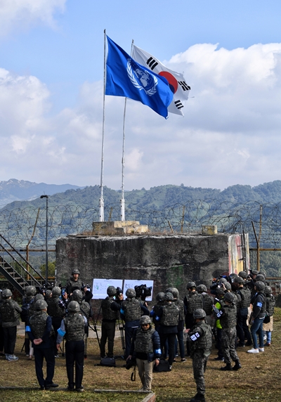 地雷撤去作業を取材する記者団＝２日、ＤＭＺ