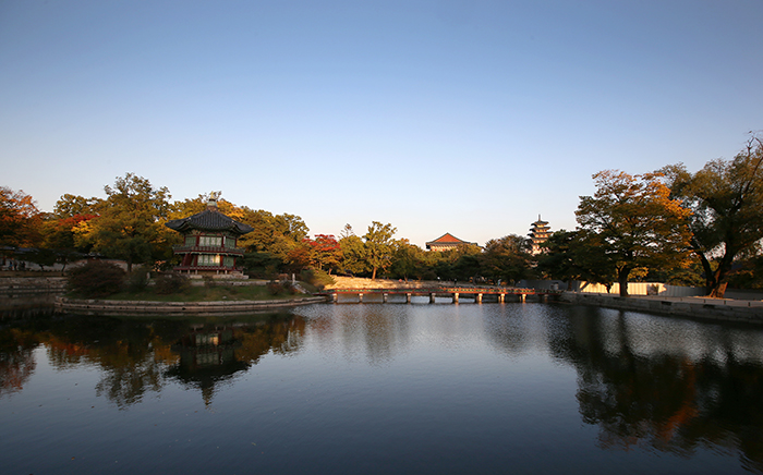 경복궁 향원정이 15일 파란 하늘과 연못 사이에서 울긋불긋 물든 가을 정취를 뽐내고 있다. 