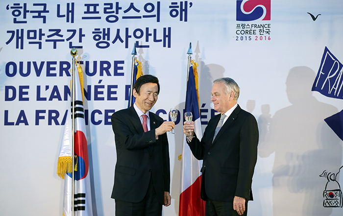 外交部のユン・ビョンセ長官(左)とフランスのジャン＝マルク・エロー外務・国際開発相が「韓国内フランスの年」の開幕を知らせる祝杯を挙上げている 