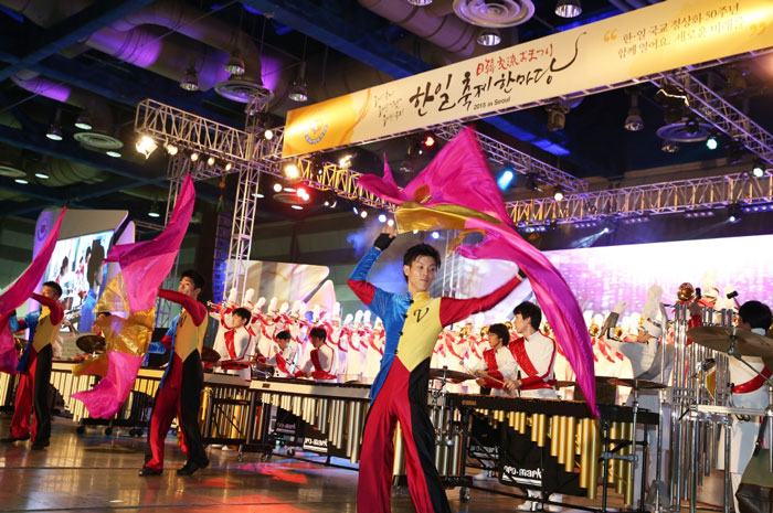 ‘함께 열어요 새로운 미래를'이라는 주제로 20일 서울 삼성동 코엑스에서 열린 ‘제11회 한일축제한마당 in Seoul’ 개막식에서 펼쳐진 한국과 일본의 문화공연