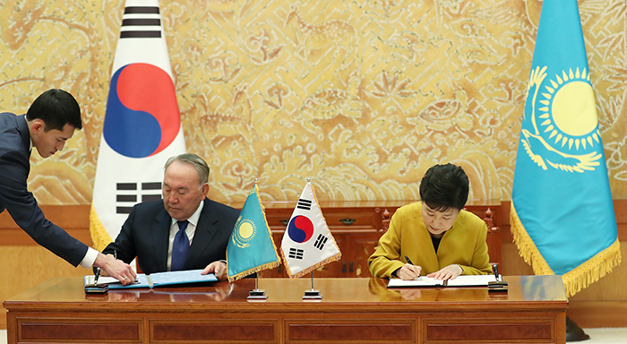 朴大統領とナザルバエフ大統領が「大韓民国とカザフスタン共和国との戦略的パートナー関係の強化に向けた共同宣言」に署名している