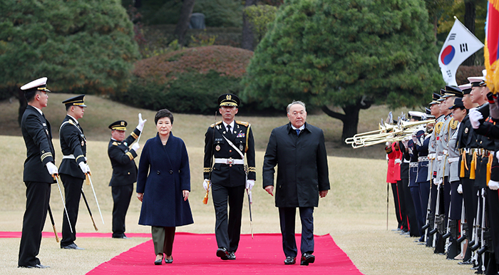 朴大統領が韓国を国賓訪問したナザルバエフ大統領と一緒に青瓦台で儀仗隊を査閲している
