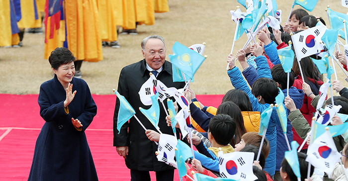 朴大統領とナザルバエフ大統領が青瓦台で行われた公式関係式で両国の国旗を振りながら歓迎する子供たちと挨拶を交わしている