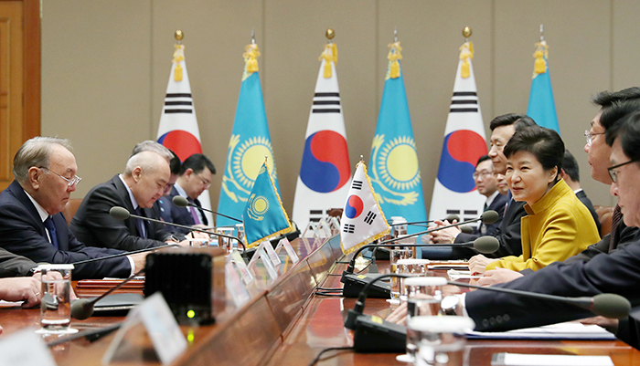 朴大統領がナザルバエフ大統領と首脳会談を行っている