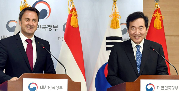 이낙연 국무총리가 2일 정부서울청사에서 자비에베텔 룩셈부르크 총리와 공동기자회견을 하고 있다.