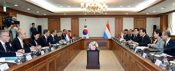 이낙연 국무총리와 자비에 베텔 룩셈부르크 총리가 2일 정부서울청사에서 양국 관계자들이 참석한 가운데 확대회담을 하고 있다.