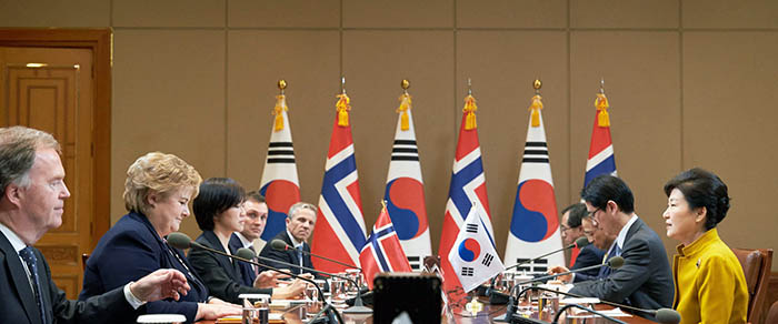 朴槿恵大統領(右)が15日、青瓦台にてノルウェーのエルナ・ソルベルグ首相(左)と首脳会談をしている