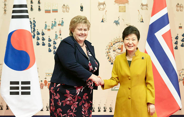 朴槿恵大統領(右)がノルウェーのエルナ・ソルベルグ首相と握手を交わしている 
