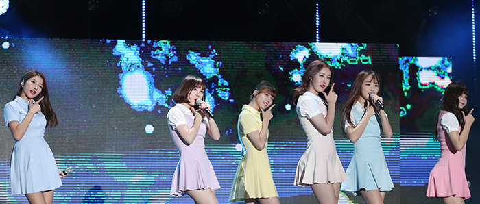GFRIENDが明るく可愛らしい舞台を披露している